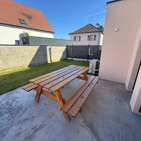 Semesterbostad Modern 3-bedroom House - Terrace - Parking *