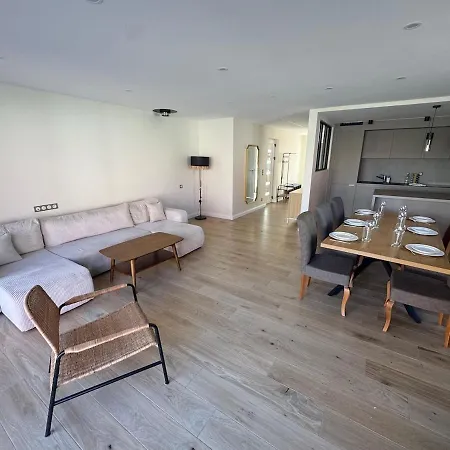 Semesterbostad Modern 3-bedroom House - Terrace - Parking *