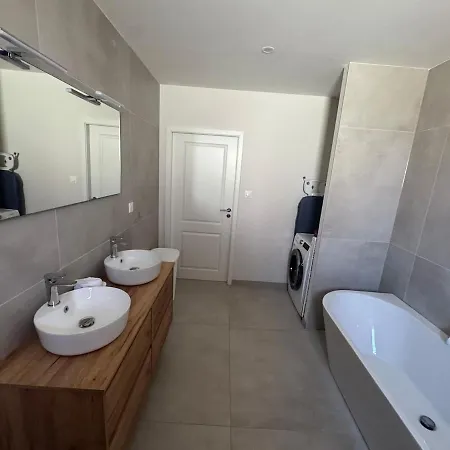 Semesterbostad Modern 3-bedroom House - Terrace - Parking *