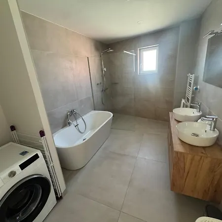 Modern 3-bedroom House - Terrace - Parking *