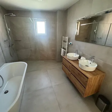 Modern 3-bedroom House - Terrace - Parking *