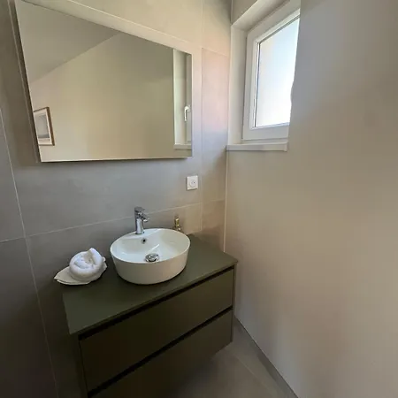 Semesterbostad Modern 3-bedroom House - Terrace - Parking *