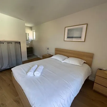 Semesterbostad Modern 3-bedroom House - Terrace - Parking