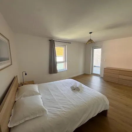 Semesterbostad Modern 3-bedroom House - Terrace - Parking