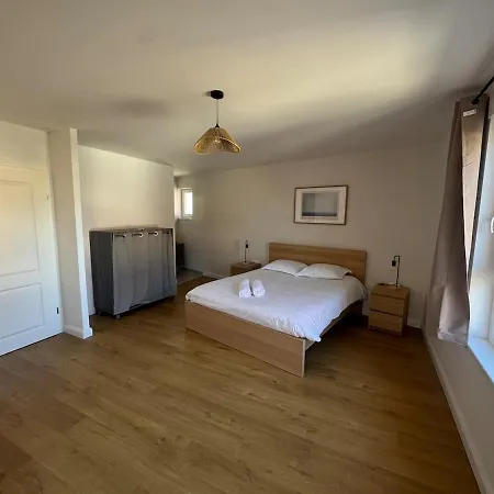 Modern 3-bedroom House - Terrace - Parking Semesterbostad
